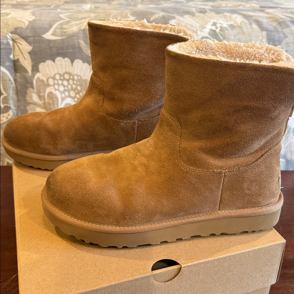 UGG Classic Zip Mini